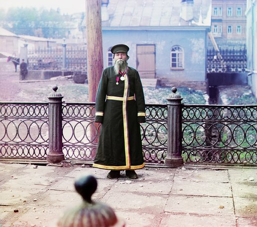 Andreĭ Petrov Kalganov. Byvshīĭ master zavoda. Na sluzhbi︠e︡ byl 55 li︠e︡t, ot rody 72 g. Imi︠e︡l schastīe podnositʹ khli︠e︡b-solʹ Ego Imperatorskomu Velichestvu Gosudari︠u︡ Imperatoru Nikolai︠u︡ II. [Zlatoust