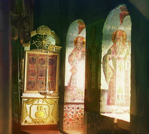 Freski v okonnykh nishakh i kopīi︠a︡ ikony Sv. Nikolai︠a︡ Chudotvort︠s︡a v khrami︠e︡. [Nyrob