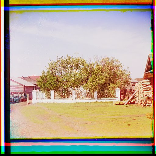 Chasovni︠a︡ na mi︠e︡sti︠e︡, gde byl zakli︠u︡chen Mikhail Nikitich Romanov. Vid s vostoka. Selo Nyrob. Ural