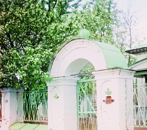 U vkhoda v ogradu chasovni. Selo Nyrob. Ural