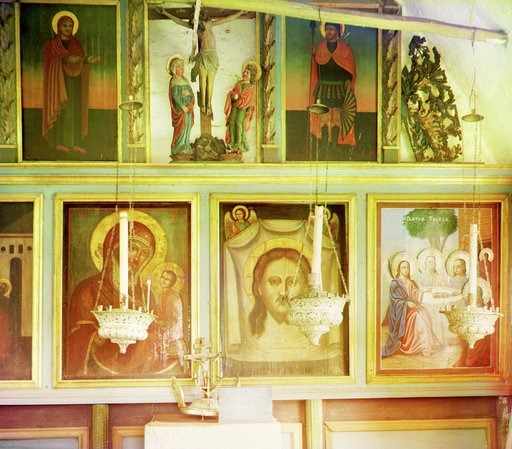Ikonostas v chasovni︠e︡ na mi︠e︡sti︠e︡, gdi︠e︡ byl zakli︠u︡chen Mikhail Nikitich Romanov. Selo Nyrob. Ural