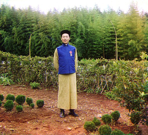 Chaĭnai︠a︡ fabrika v Chakvi︠e︡. Master kitaet︠s︡ Lau-Dzhenʹ-Dzhau