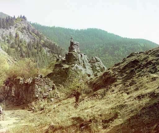 Kamennyi︠a︡ vorota i kri︠e︡postʹ Uzvarīan