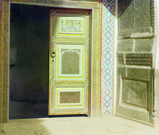 Chastʹ vkhodnoĭ dveri s pravoĭ storony v Tilli︠a︡-Kari. Samarkand