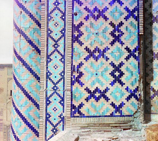 Sti︠e︡na i kolonka naverkhu Shir-Dora. Samarkand