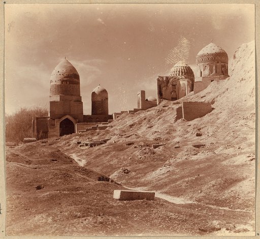 Obshchīĭ vid m. Shakh-Zinde sli︠e︡va ot vkhoda s gory. Samarkand