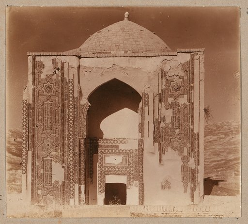 Grobnit︠s︡a rodstvennikov Tamerlana. Obshchīĭ vid s li︠e︡voĭ storony. Samarkand