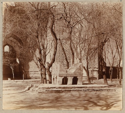 Kamennai︠a︡ podstavka dli︠a︡ korana vo dvori︠e︡ mecheti Bibi-Khanym. Samarkand