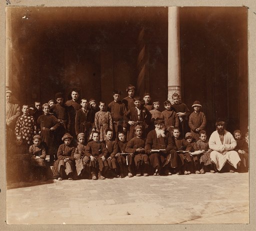 Evreĭskīe shkolʹniki s uchitelem. Samarkand