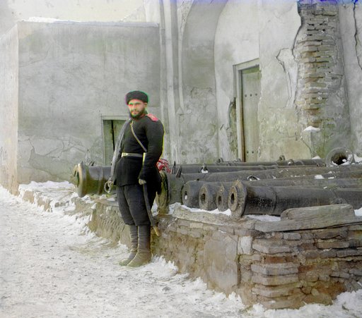 Chasovoĭ u dvort︠s︡a i starinnyi︠a︡ pushki. Bukhara
