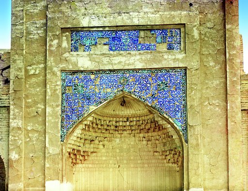 Izrazt︠s︡ovye risunki nad vratami v t︠s︡arskoĭ usypalʹnit︠s︡i︠e︡ Bogoėddin. Bukhara