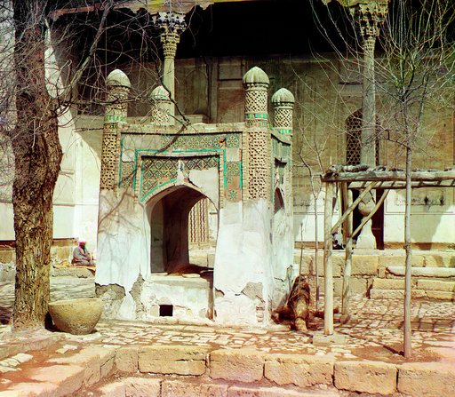 Svi︠a︡shchennyĭ kolodezʹ vnutri dvora v Bogoėddini︠e︡. Bukhara