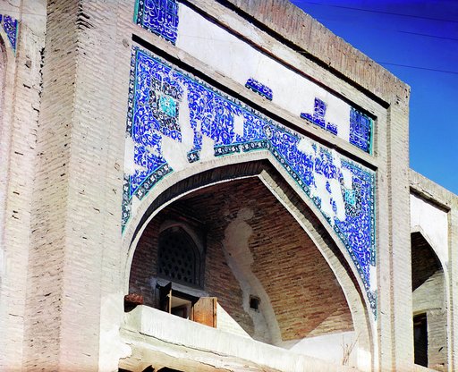 Nad vkhodom v medresse Gauk man. Bukhara