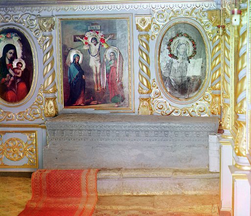 Mi︠e︡sto upokoenīe [sic] Patrīarkha Īova. Uspenskīĭ Starit︠s︡kīĭ monastyrʹ