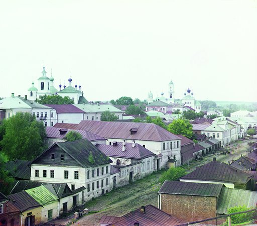 Vid s kri︠e︡postnogo vala na g. Torzhok. Vidny t︠s︡erkvi Sv. Georgīi︠a︡ i Uspenīi︠a︡ Presvi︠a︡toĭ Bogorodit︠s︡y
