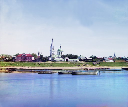 Tver', mesto vpadeniia Tvertsy v Volgu, v tsentre Ekaterinenskaia tserkov'