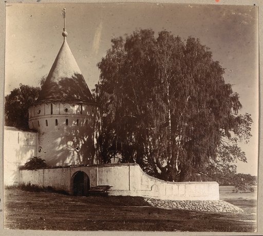 V Ipatʹevskom monastyri︠e︡. U ogrady. Ėti︠u︡d. [Kostroma