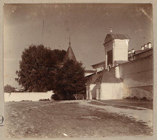 Bokovoĭ vkhod v Ipatʹevskīĭ monastyrʹ so storony ri︠e︡ki Kostromy. [Kostroma