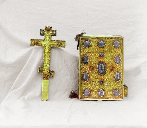Krest i Evangelīe. Dar T︠S︡ari︠a︡ Mikhaila Ḟeodorovicha. V riznit︠s︡i︠e︡ Uspenskago sobora v Kremli︠e︡. Rostov Velikīĭ