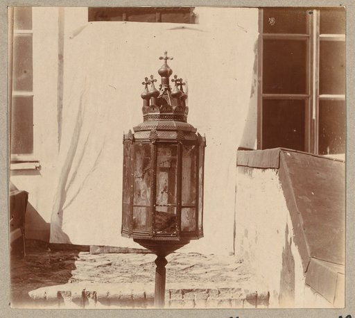 Sli︠u︡di︠a︡noĭ fonarʹ, po predanīi︠u︡ nesennyĭ pri pogrebenīi Sv. Dimitrīi︠a︡ Rostovskago. Muz. opisi No. 3082. V Rostovskom muzei︠e︡. Rostov Velikīĭ