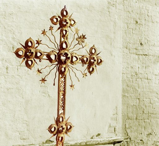 Krest metallicheskīĭ XVIII vi︠e︡ka, pomi︠e︡shchavshīĭsi︠a︡ na sredneĭ glavi︠e︡ sobornoĭ Troit︠s︡koĭ t︠s︡erkvi v Ipatʹevskom monastyri︠e︡. Muz. opisi No. 4765. V Rostovskom muzei︠e︡. Rostov Velikīĭ
