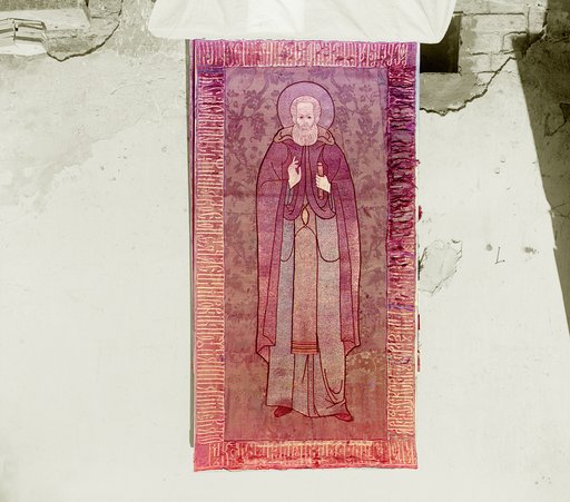 Pokrov XVI vi︠e︡ka, izobrazhai︠u︡shchīĭ Prepod. Avraamīi︠a︡, shityĭ zolotom i chernymi nitkami na shelkov. poli︠e︡. Po predanīi︠u︡, vozlozhen na grobnit︠s︡u Sv. Avraamīi︠a︡ Rostovskago T︠S︡arem Ivanom Vasilʹevichem Groznym po vozvrashchenīi iz Kazanskago pokhoda. Muz. opisi No. 3012. V Rostov
