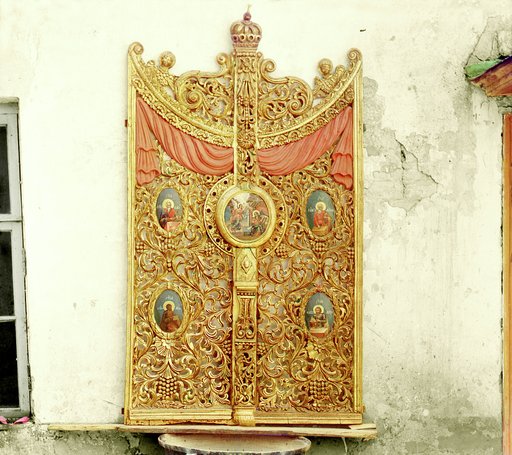 T︠S︡arskī︠a︡ vrata pervoĭ poloviny XVIII vi︠e︡ka. Muz. opisi No. 4766. V Rostovskom muzei︠e︡. Rostov Velikīĭ