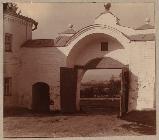 Vykhod iz monastyri︠a︡ Ḟeodora Stratilata. Perei︠a︡slavlʹ-Zali︠e︡sskīĭ