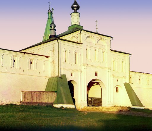 Vkhod v Troit︠s︡kīĭ monastyrʹ. [Aleksandrov]a