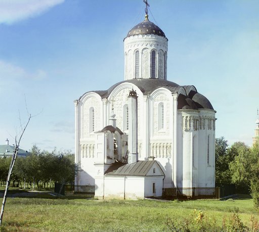 g. Vladimīr. Dmitrīevskīĭ sobor s vostoka