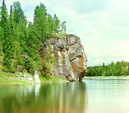 Kamenʹ Maksimovskīĭ okolo derevni Rodina. [Ri︠e︡ka Chusovai︠a︡
