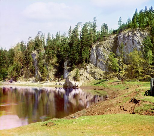 Kamenʹ Vysokīĭ nizhe derevni Treki. [Ri︠e︡ka Chusovai︠a︡