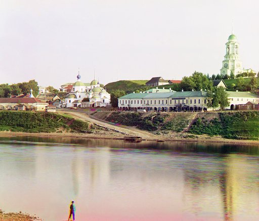 Staritsa. Sleva Piatnitskaia tserkov', sprava kolokol'nia Borisoglebskogo sobora