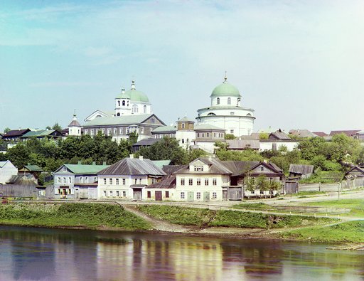 Torzhok, naberezhnaia Tvertsy. Na zadnem plane Voskresenskii monastyr'