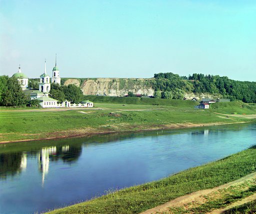 Zubtsov. Uspenskii sobor (sleva) i kolokol'nia Preobrazhenskoi tserkvi (sprava)