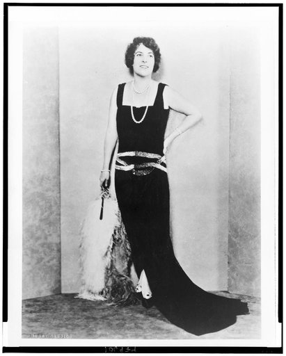 Frances Alda, soprano, full-length portrait, facing front