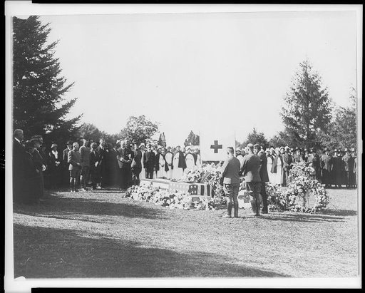 Scene at the grave of Miss Jane Delano, late Director of the Nurse Corps of the National Red Cross, who was buried at Arlington National Cemetery today