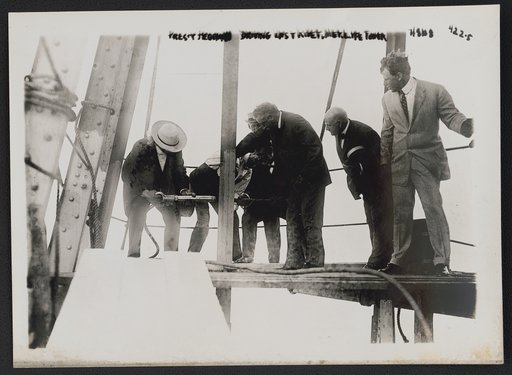 Pres't Hegeman driving last rivet, Met. Life tower