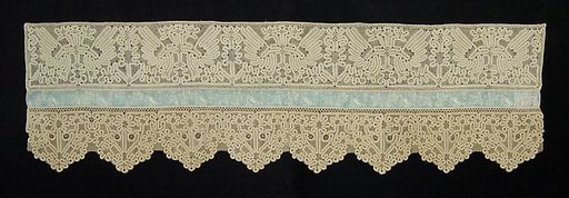 Bed curtain border