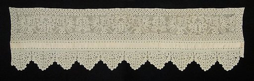 Bed curtain border