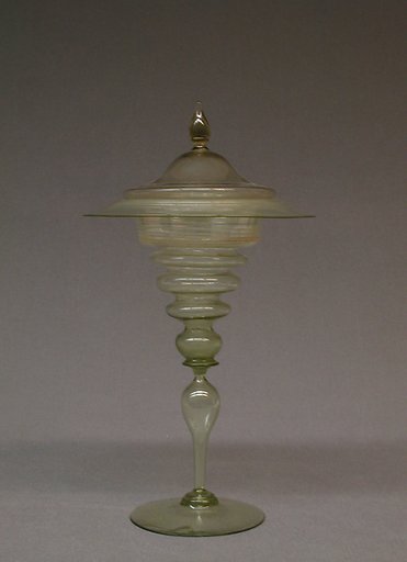 Standing cup with cover