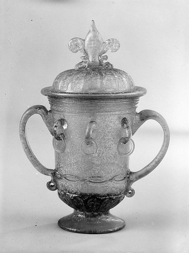 Standing cup with cover