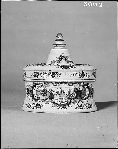 Tobacco box with cover