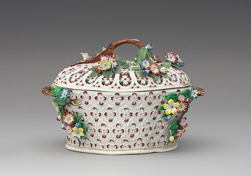 Dessert basket with cover