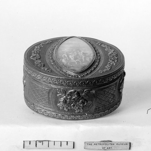 Snuffbox with miniature representing battle scene