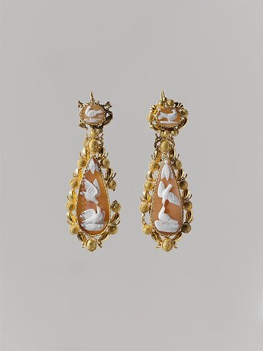Pair of earrings (part of a set)