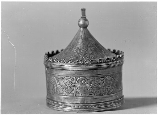 Pyx with cover