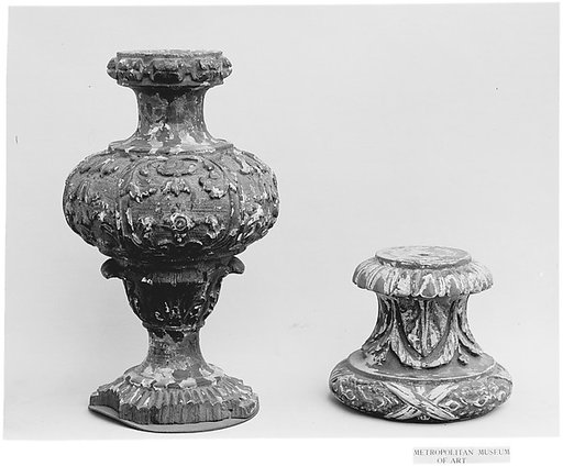 Vase ornament for console