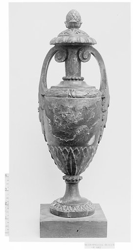 Vase ornament for console