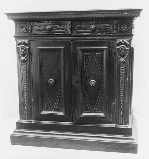 Cabinet (credenza)